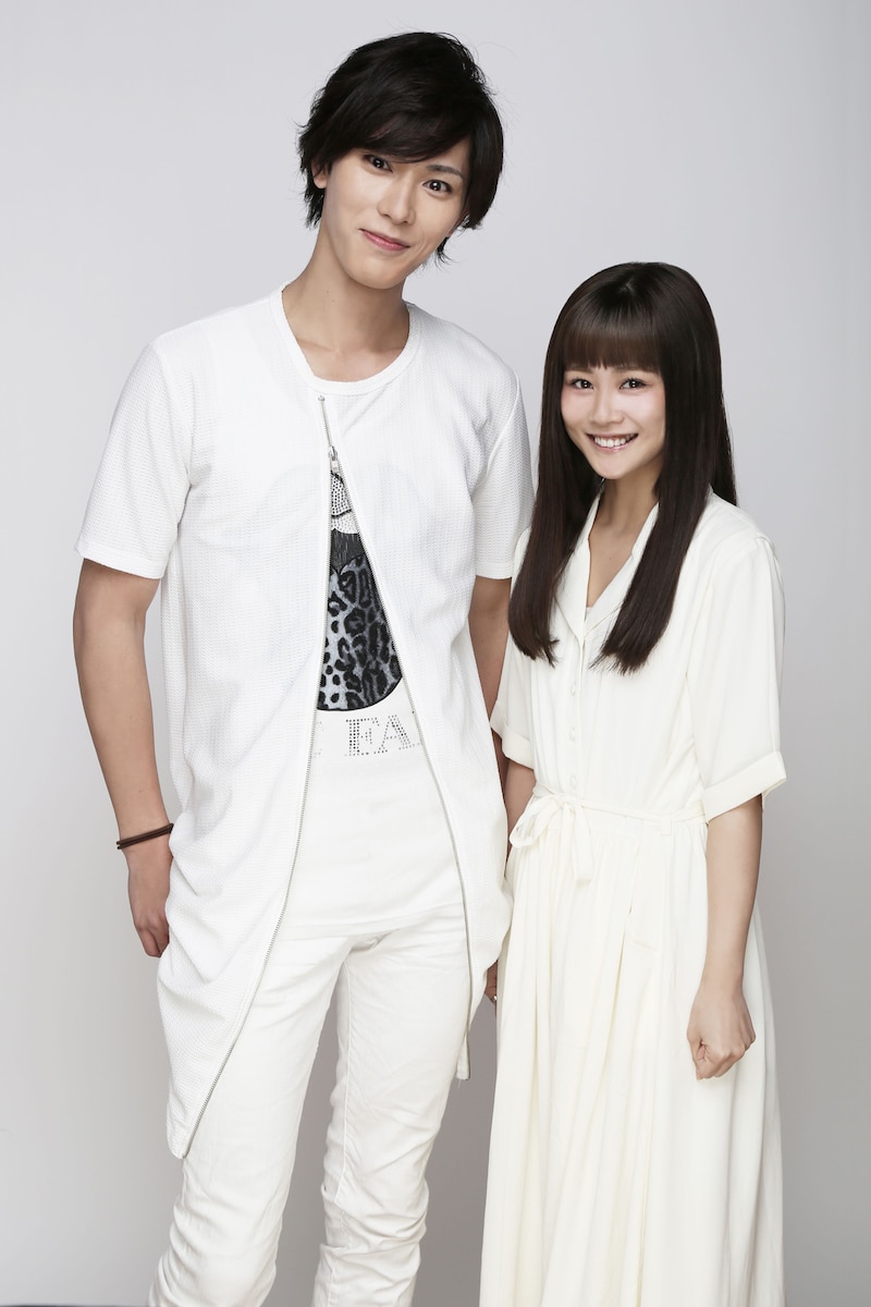 左から小谷嘉一、新垣里沙。