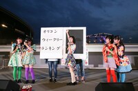 「教歌SHOCK!」のオリコン週間シングルランキング発表の様子。（写真提供：EVIL LINE RECORDS）