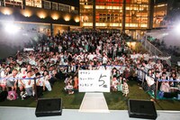 ファンと記念撮影するロッカジャポニカ。（写真提供：EVIL LINE RECORDS）