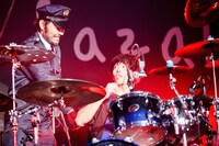 警察官に連れ去られるKOUHEI（Dr, Cho）。（Photo by  Viola Kam [V'z Twinkle Photography]）