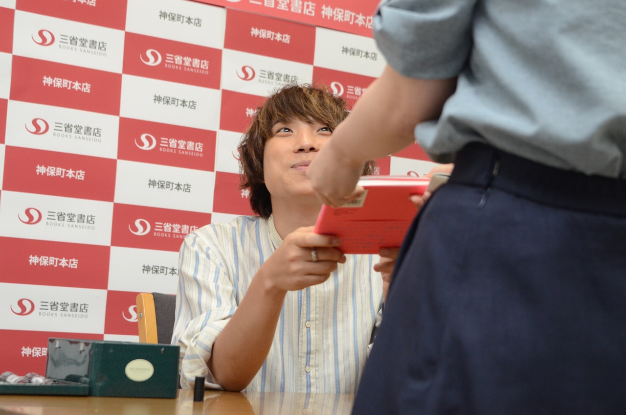 サイン会の様子。