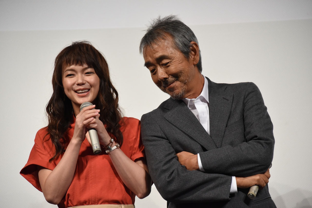 左から多部未華子、寺尾聰。