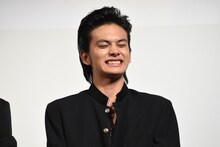 登壇者の発言に笑う北村匠海（DISH//）。