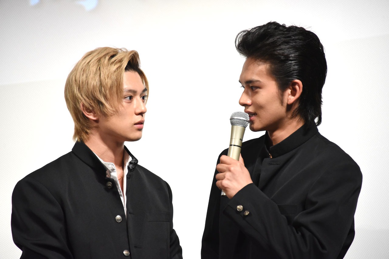 真剣佑に見つめられる北村匠海（DISH//）。