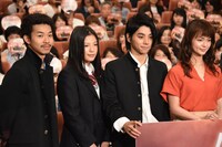 左から太賀、石井杏奈（E-girls）、村上虹郎、多部未華子。