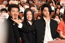 左から太賀、石井杏奈（E-girls）、村上虹郎。