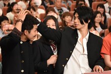 左から太賀、石井杏奈（E-girls）、村上虹郎。