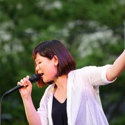 絢香、地元大阪のフリーライブでファン3000人と「おかえり」大合唱