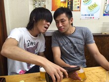 左からTHE STARBEMSの越川和磨と高地広明。