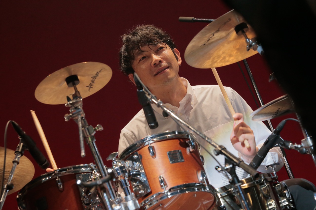 小松シゲル（Dr）（撮影：柴田恵理）