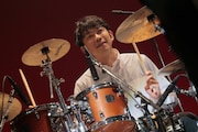 小松シゲル(Dr)(撮影:柴田恵理)