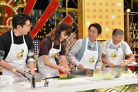 調理中の吉村崇、森星、藤井フミヤ、堺正章（左から）。 (c)TBS