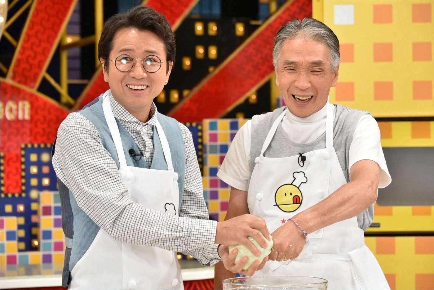 調理中の藤井フミヤ、堺正章（左から）。 (c)TBS