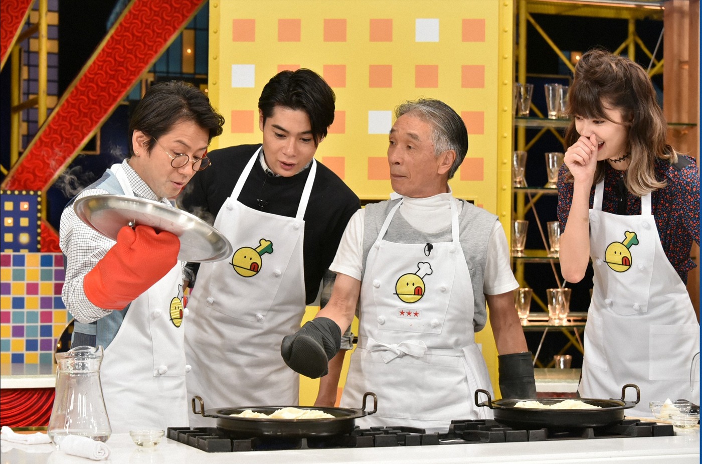 調理中の藤井フミヤ、吉村崇、堺正章、森星（左から）。 (c)TBS
