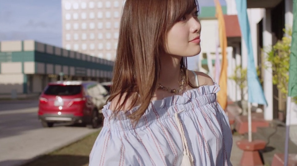 「オフショアガール」ミュージックビデオのワンシーン。