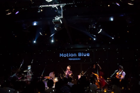 NakamuraEmiのライブの様子。(Photo by Yasu)