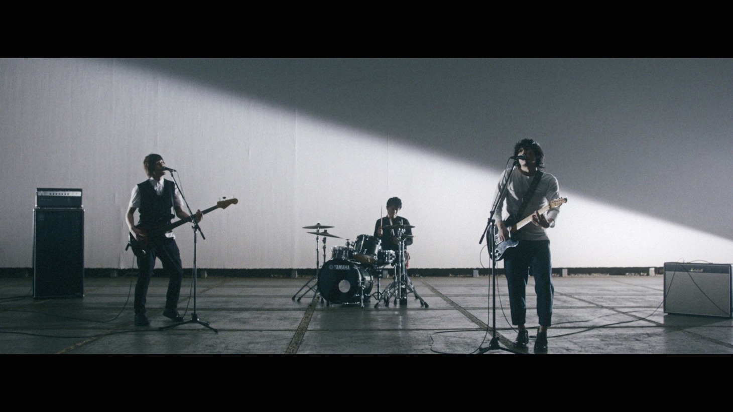 back number「黒い猫の歌」MVのワンシーン。