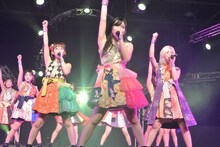 Cheeky Paradeによる「JAPAN EXPO 2016 in PARIS」でのライブの様子。（写真提供：エイベックス・ヴァンガード）