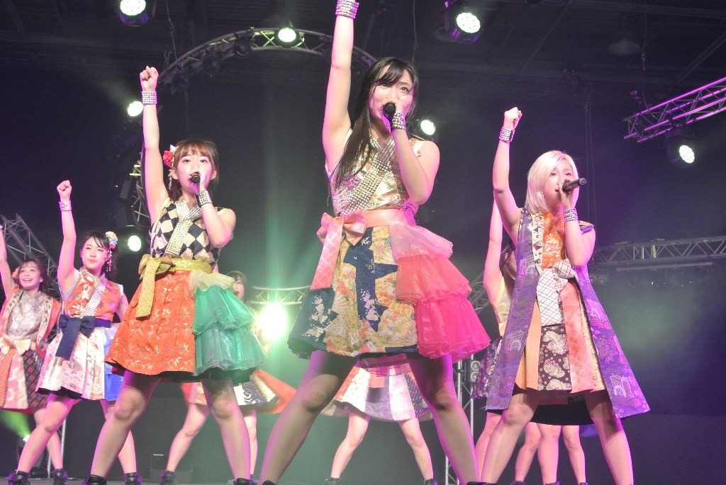 Cheeky Paradeによる「JAPAN EXPO 2016 in PARIS」でのライブの様子。（写真提供：エイベックス・ヴァンガード）