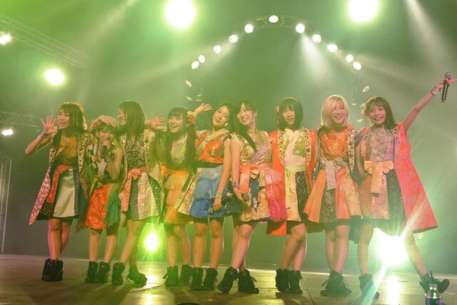 Cheeky Paradeによる「JAPAN EXPO 2016 in PARIS」でのライブの様子。（写真提供：エイベックス・ヴァンガード）