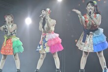 Cheeky Paradeによる「JAPAN EXPO 2016 in PARIS」でのライブの様子。（写真提供：エイベックス・ヴァンガード）