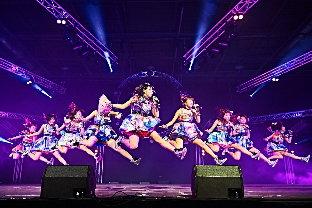 Cheeky Paradeによる「JAPAN EXPO 2016 in PARIS」でのライブの様子。（写真提供：エイベックス・ヴァンガード）