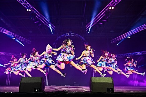 Cheeky Paradeによる「JAPAN EXPO 2016 in PARIS」でのライブの様子。（写真提供：エイベックス・ヴァンガード）