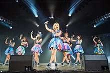 Cheeky Paradeによる「JAPAN EXPO 2016 in PARIS」でのライブの様子。（写真提供：エイベックス・ヴァンガード）