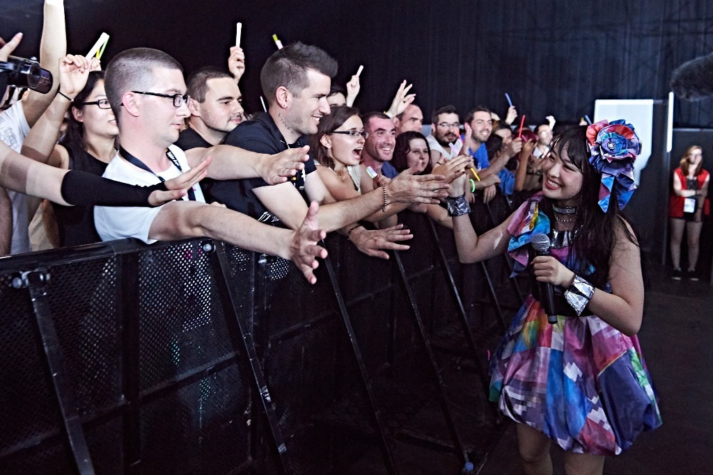 Cheeky Paradeによる「JAPAN EXPO 2016 in PARIS」でのライブの様子。（写真提供：エイベックス・ヴァンガード）