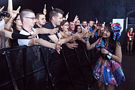 Cheeky Paradeによる「JAPAN EXPO 2016 in PARIS」でのライブの様子。（写真提供：エイベックス・ヴァンガード）