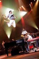 スキマスイッチ「TOUR2016“POPMAN’S CARNIVAL”supported by MINISTOP」の様子。（撮影：岩佐篤樹）