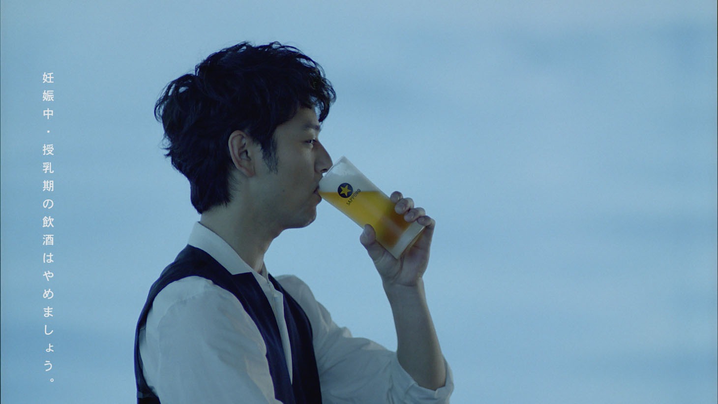 「サッポロ生ビール黒ラベル」CM「大人エレベーター」シリーズ新CM「35歳」のワンシーン。