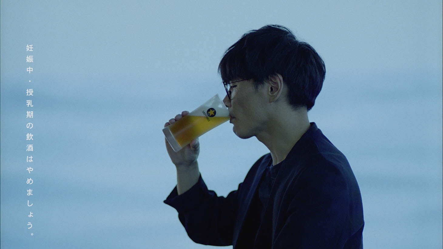 「サッポロ生ビール黒ラベル」CM「大人エレベーター」シリーズ新CM「35歳」のワンシーン。