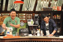 アジアンチキンライスを作るピエール瀧（左）と明石家さんま。