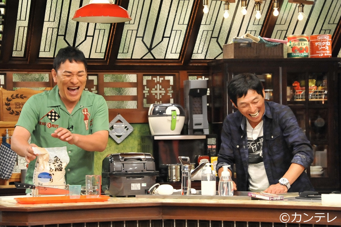 アジアンチキンライスを作るピエール瀧（左）と明石家さんま。