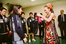 卓球日本代表の選手や関係者から名前入りユニフォームをプレゼントされたMISIA。