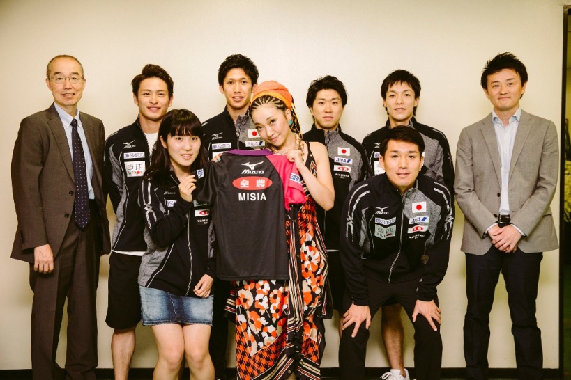 卓球日本代表の選手や関係者から名前入りユニフォームをプレゼントされたMISIA。