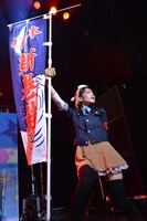 「新巻鮭」ののぼりをはためかせるまき。