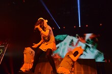 あゆみくりかまき「ボクらの熊魂2016～ここで一句！『東名阪 仙台広島 まわるんやぁ』～」最終公演の様子。