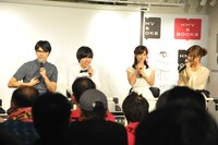 左から、鳥居真道、吉田靖直、小島みなみ、紗倉まな。