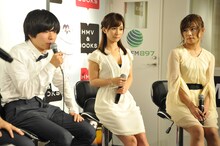 左から、吉田靖直、小島みなみ、紗倉まな。