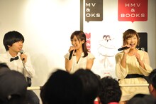 吉田靖直（左）と目が合って驚く小島みなみ（中央）。