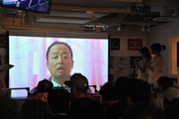 マキタスポーツから届いたVTRを上映中のステージ。