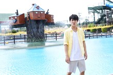 後方のツリーハウスの顔をマネするユースケ。