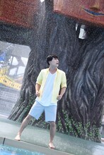 突然のミスト噴射に驚くユースケ。