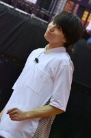 ローラのマネをするタカシ。