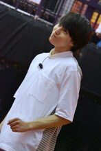 ローラのマネをするタカシ。