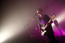 首藤義勝（Vo, B）（撮影：後藤壮太郎）