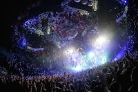 「KEYTALKワンマンツアー 3年K組お祭り先生 ～『先生！義勝君の給食費がありません！』～」7月14日開催の東京・新木場STUDIO COAST公演の様子。（撮影：後藤壮太郎）