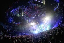 「KEYTALKワンマンツアー 3年K組お祭り先生 ～『先生！義勝君の給食費がありません！』～」7月14日開催の東京・新木場STUDIO COAST公演の様子。（撮影：後藤壮太郎）